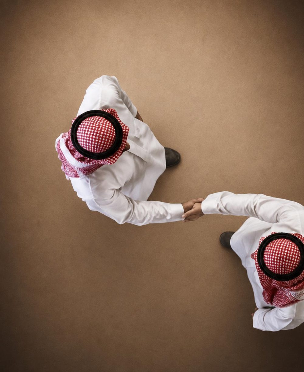 شراكة مهنية بين طرفين في بيئة أعمال سعودية